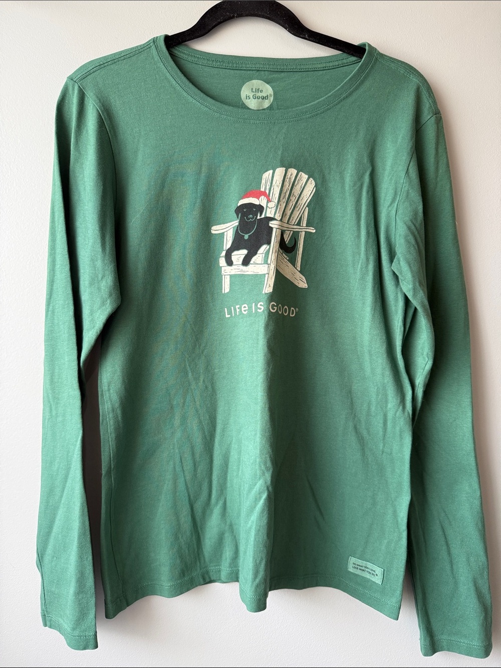 Life Is Good Green Long-Sleeve crusher  Tee with lab Dog in Chair Christmas